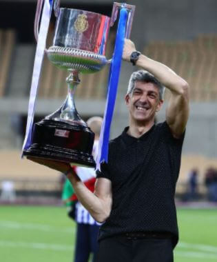 Imanol Alguacil lifting the Copa del Rey with an extremely happy face.